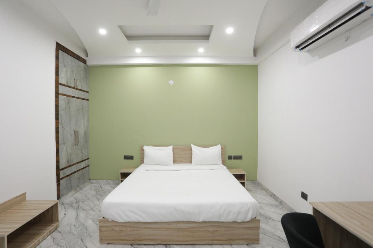 Vibe Hotel Noida Exterior photo